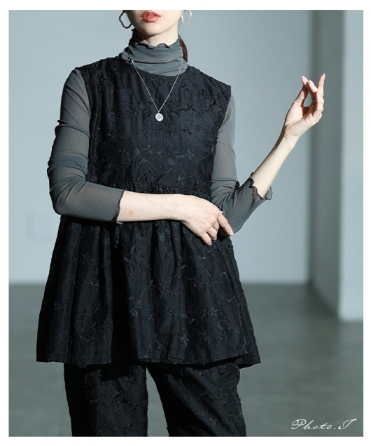 【OLLEBOREBLA】黒の花飾り付き半袖トップス レディース 大人 上品 立体花刺繍オーガンジーペプラムフレアトップス