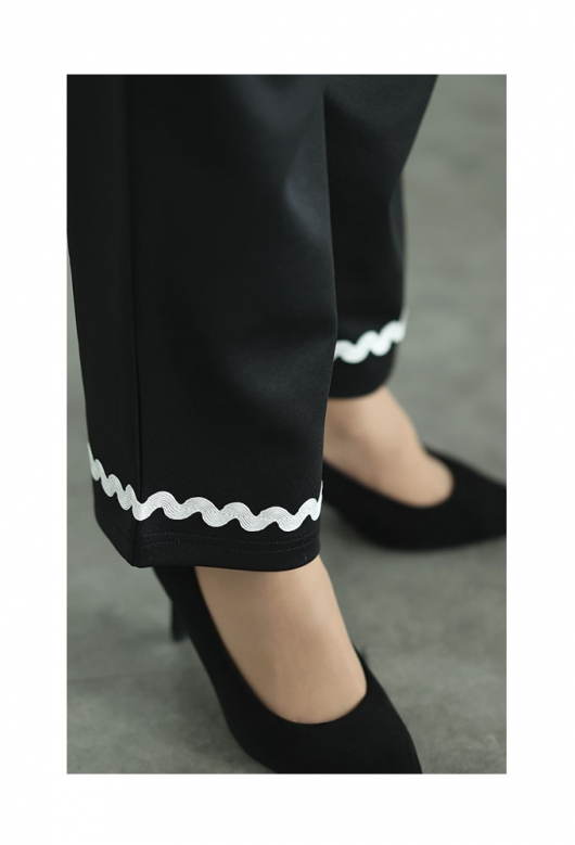 モードを感じる裾螺旋デザインのストレートパンツ