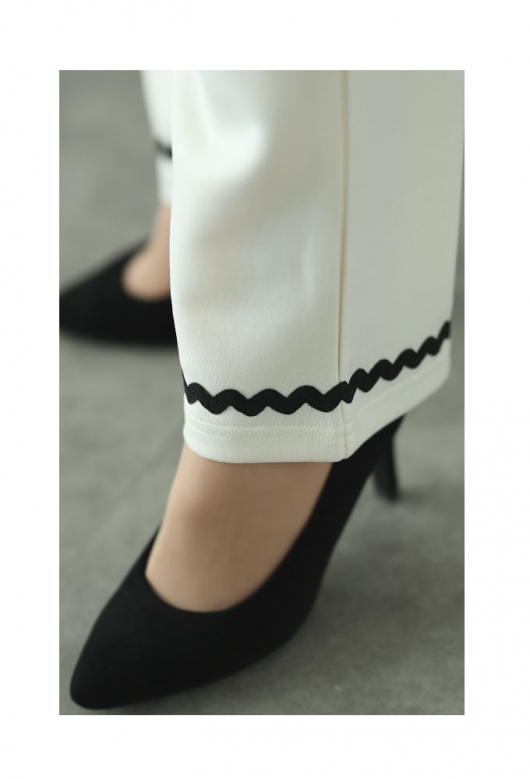 モードを感じる裾螺旋デザインのストレートパンツ