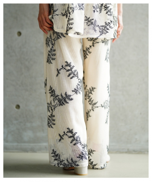 レディース 大人 上品 シックに華やぐリーフ刺繍メッシュワイドパンツ