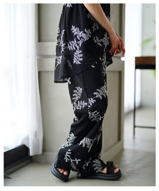 レディース 大人 上品 シックに華やぐリーフ刺繍メッシュワイドパンツ
