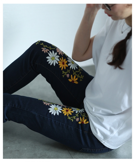 花を添えたインド手刺繍デニムスキニーパンツ