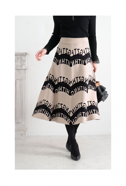 レディース 大人 上品 センス溢れる英字ロゴのニットフレアスカート
