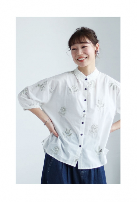 花刺繍舞うレース襟コットンブラウス