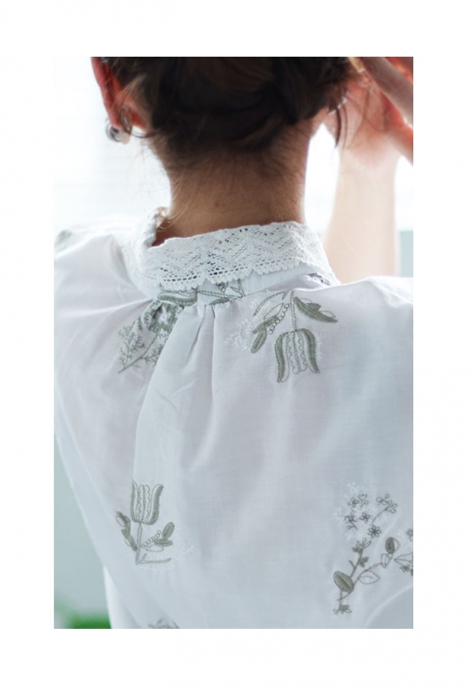 花刺繍舞うレース襟コットンブラウス