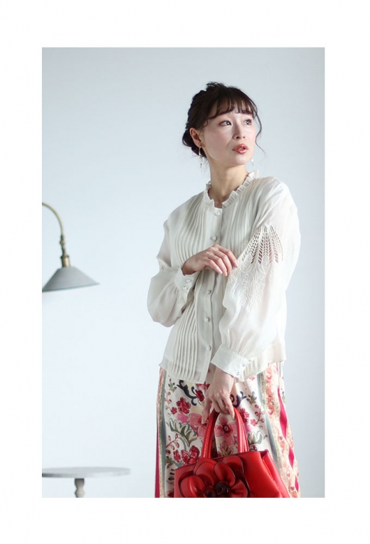 レディース 大人 上品 透かし刺繍袖のタックシャツブラウス mode