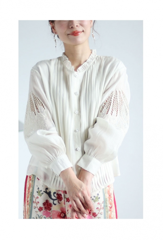 レディース 大人 上品 透かし刺繍袖のタックシャツブラウス mode