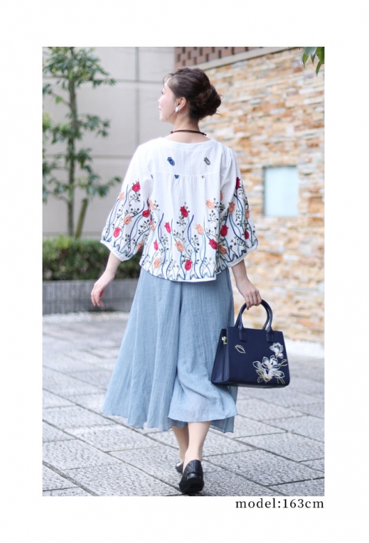 艶やかなチューリップ刺繍のシャツブラウス