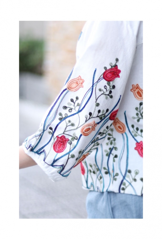艶やかなチューリップ刺繍のシャツブラウス