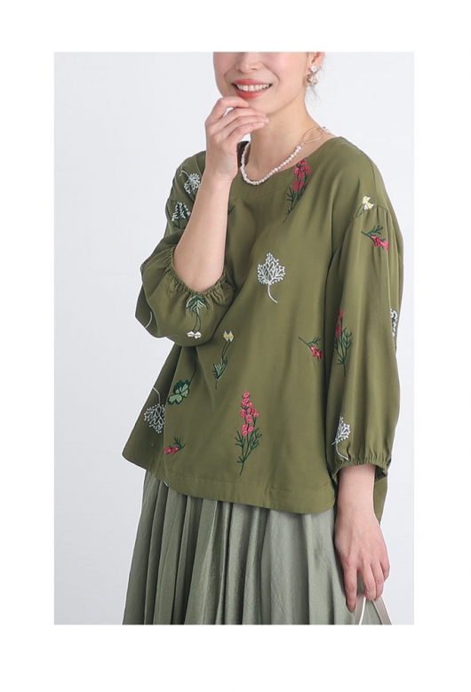 笑顔がこぼれる草花刺繍コットンブラウス