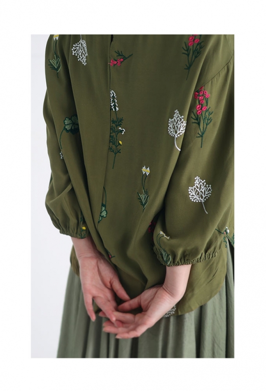 笑顔がこぼれる草花刺繍コットンブラウス