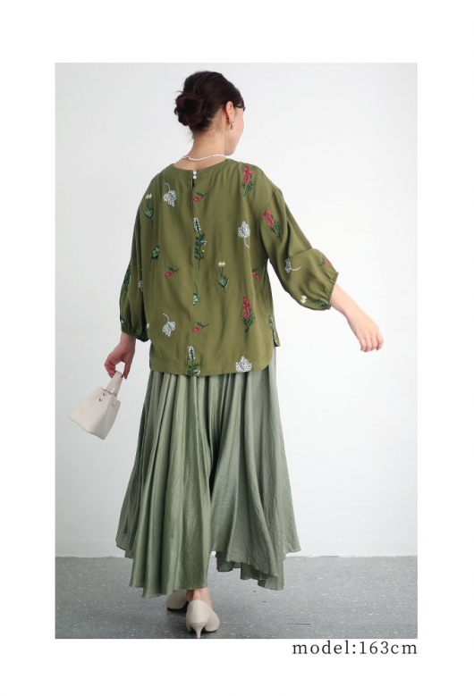 笑顔がこぼれる草花刺繍コットンブラウス