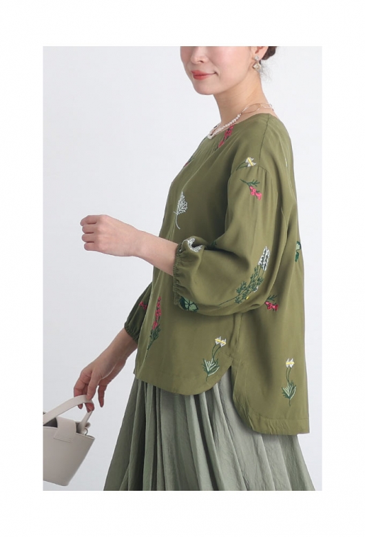 笑顔がこぼれる草花刺繍コットンブラウス