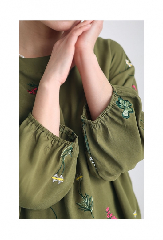 笑顔がこぼれる草花刺繍コットンブラウス