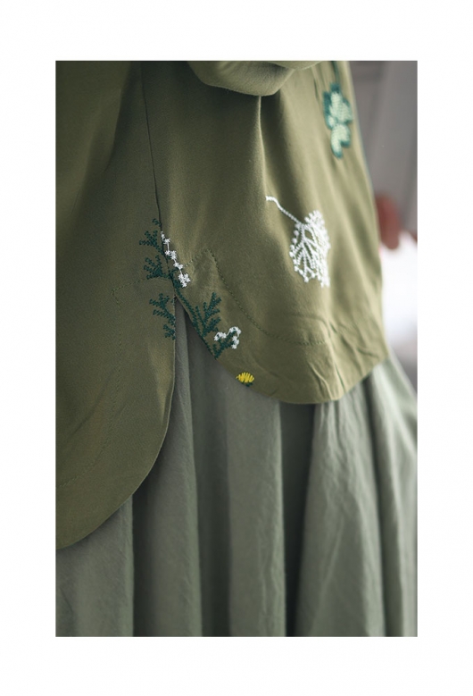 笑顔がこぼれる草花刺繍コットンブラウス