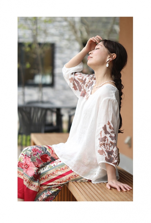 レディース 大人 上品 滲み描く花々と蝶のリネンシャツブラウス