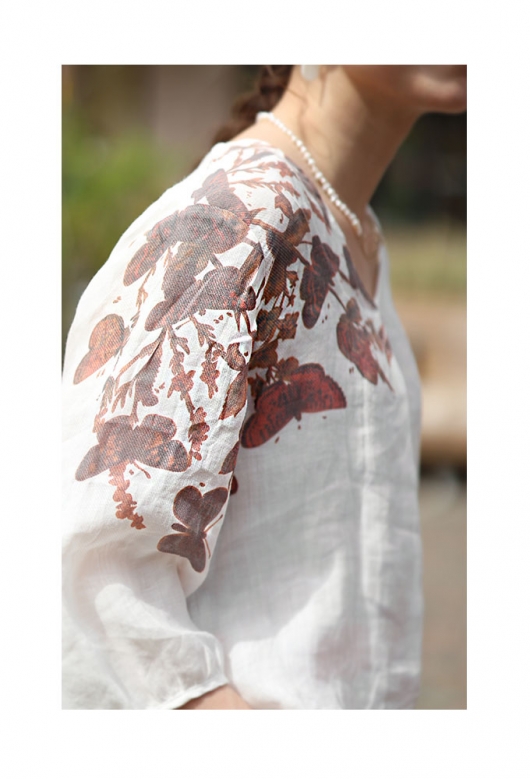 レディース 大人 上品 滲み描く花々と蝶のリネンシャツブラウス