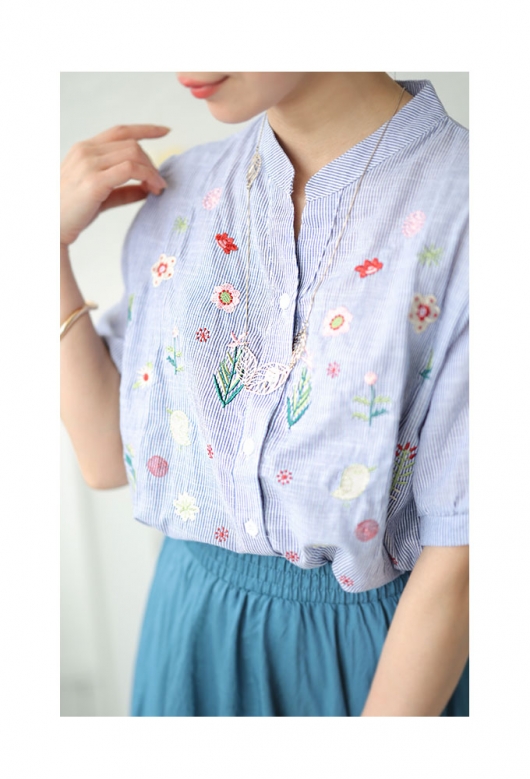 レディース 大人 上品 春を告げる花刺繍のストライプ柄シャツ