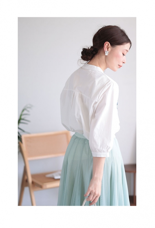 彩り花刺繍のコットンシャツブラウス