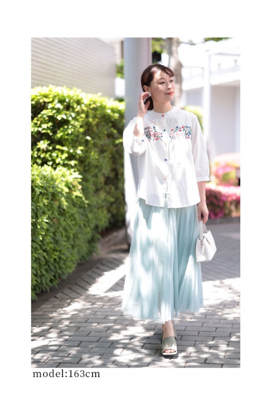 彩り花刺繍のコットンシャツブラウス