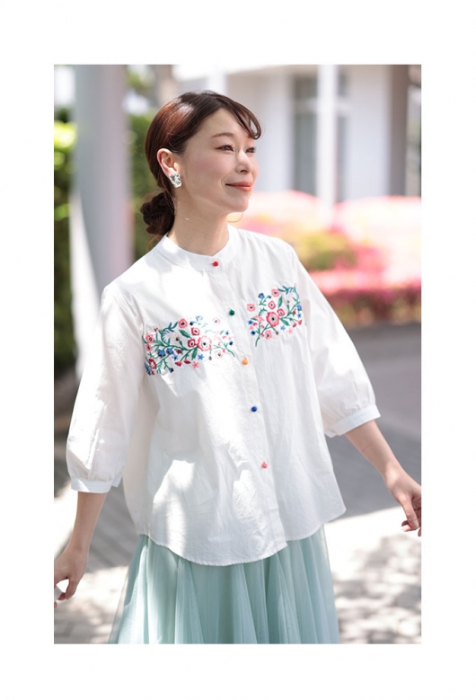 彩り花刺繍のコットンシャツブラウス