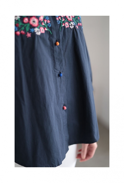 彩り花刺繍のコットンシャツブラウス