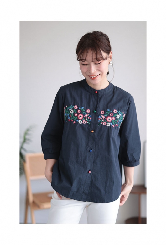 彩り花刺繍のコットンシャツブラウス