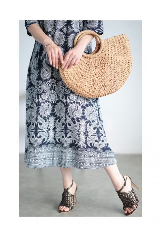 白*店様 美品✨エトロ　ロングワンピース　ペイズリー　ゆったり　さらさら　春夏 レディース 大人 上品 アジアンなペイズリーロングワンピース
