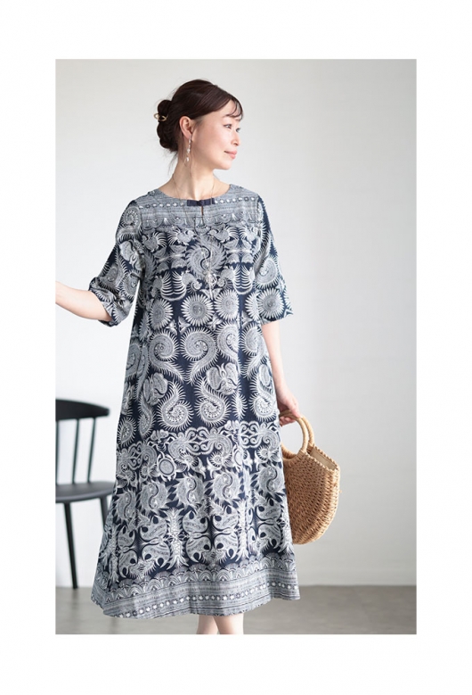 白*店様 美品✨エトロ　ロングワンピース　ペイズリー　ゆったり　さらさら　春夏 レディース 大人 上品 アジアンなペイズリーロングワンピース