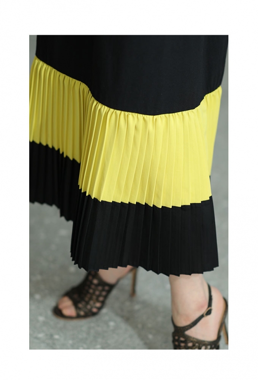 レディース 大人 モード 主役級コントラストが際立つ裾プリーツ