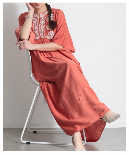 レディース 大人 モード ナチュラルな可憐さに惹かれる花柄刺繍